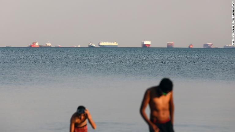 運河を通過したい船が停泊中＝２５日、エジプト・イスマイリア/Khaled Elfiqi/EPA-EFE/Shutterstock