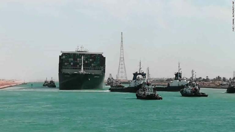 エバーギブンがタグボートとともに運河を移動＝２９日/Suez Canal Authority/AP