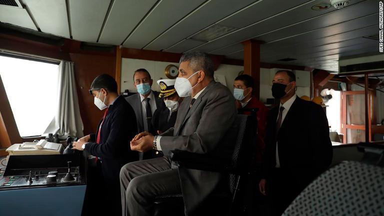 スエズ運河庁のトップ、オサマ・ラビー氏がエバーギブンを別の船から見つめる＝２５日/Suez Canal Authority/AP