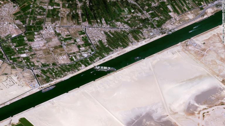 衛星写真でも運河がふさがれた様子がわかる＝２５日/© Cnes 2021, Distribution Airbus DS