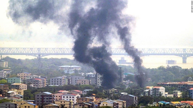 治安部隊が取り締まりを続けるヤンゴン市内から立ち上る煙/AFP/Getty Images