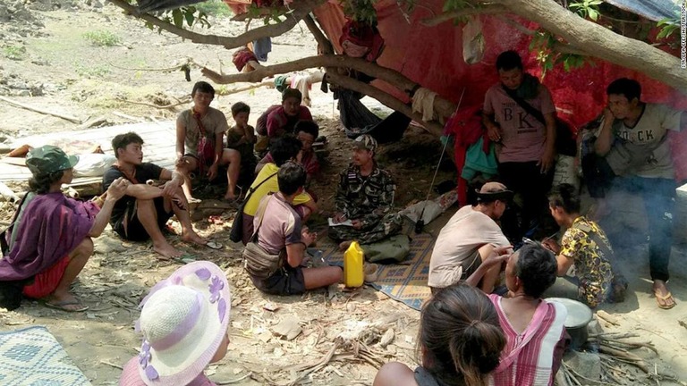 ミャンマーとタイの国境を越え休憩をとるタイの避難民＝２８日、タイのメーホンソン県/STR/EPA-EFE/Shutterstock