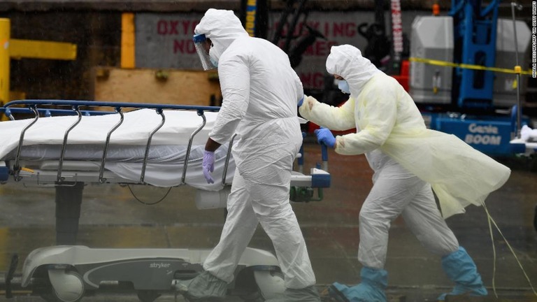 死亡した患者を冷蔵車に搬送する医療従事者ら＝２０２０年４月９日、米ニューヨーク市のブルックリン・ホスピタル・センター/ANGELA WEISS/AFP/AFP via Getty Images