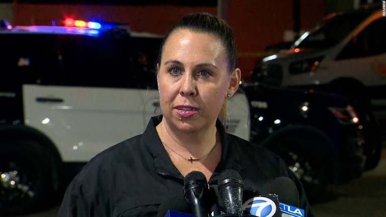 事件を受け、記者団からの質問に答えるオレンジ市警のジェニファー・アマット警部補/KCAL/KCBS
