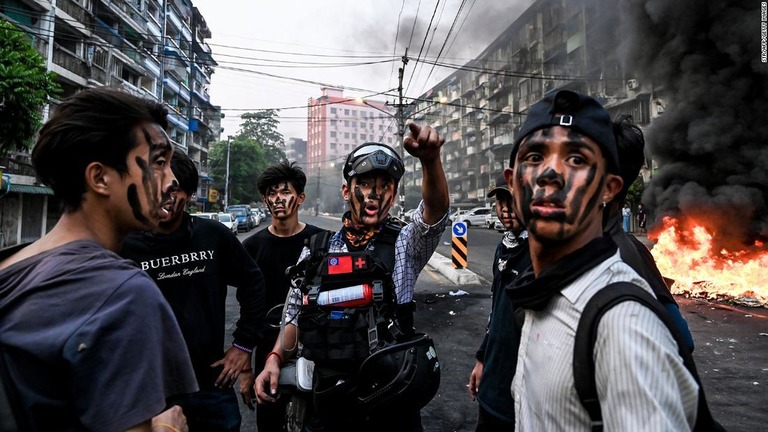 バリケード近くに立つデモ参加者ら＝３月３０日、ミャンマー・ヤンゴン/STR/AFP/Getty Images