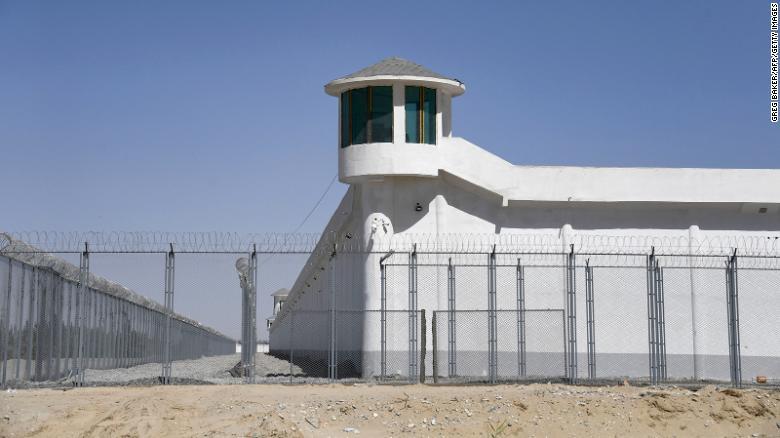 厳重な警戒が敷かれた施設の監視塔。施設は新疆の都市ホータン郊外にあり、「再教育」の名目でイスラム教徒が多数を占める少数民族を収容している（２０１９年５月３１日撮影）/Greg Baker/AFP/Getty Images
