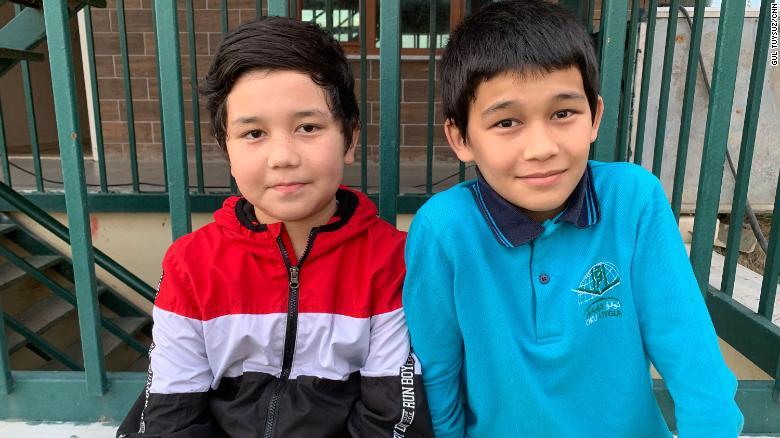 １３歳のアブドラ君（右）と１１歳のモハメド君の兄弟。家族とは４年以上連絡が取れていない/Gul Tuysuz/CNN