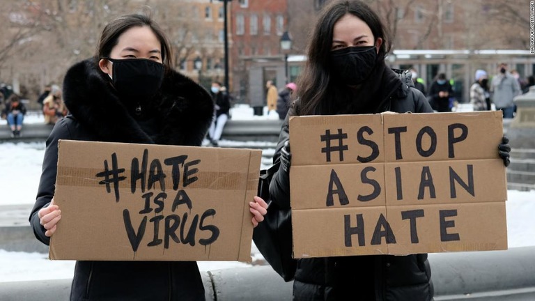 アジア系米国人への憎悪に反対するメッセージを掲げるデモ参加者/Dia Dipasupil/Getty Images