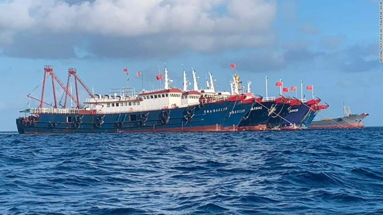３月２７日に撮影されたウィットサン礁に停泊する中国の船舶/National Task Force-West Philippine Sea/AP
