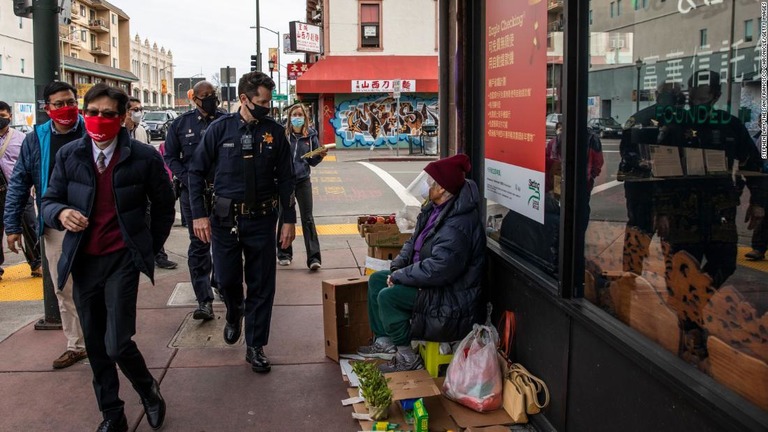 オークランド警察の警官が市内の中華街周辺の店舗を訪れる/Stephen Lam/The San Francisco Chronicle/Getty Images