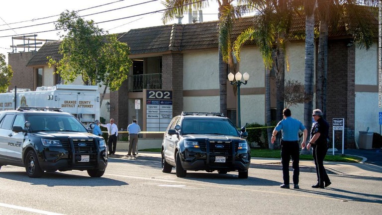 ４人が死亡した施設の前に展開する警察＝１日、オレンジ市
/Paul Bersebach/MediaNews Group/Orange County Register via Getty Images