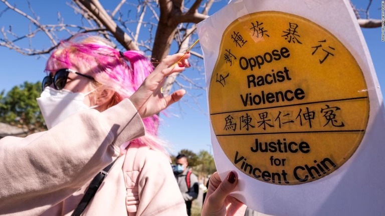 ロサンゼルスの中華街近くの集会に参加してアジア系米国人への暴力反対を訴える人/Ringo Chiu/AFP/Getty Images