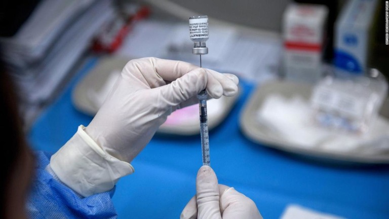 米ファイザーと独ビオンテックの共同開発した新型コロナワクチンが接種６カ月後も高い効果があると発表された/Antonio Masiello/Getty Images
