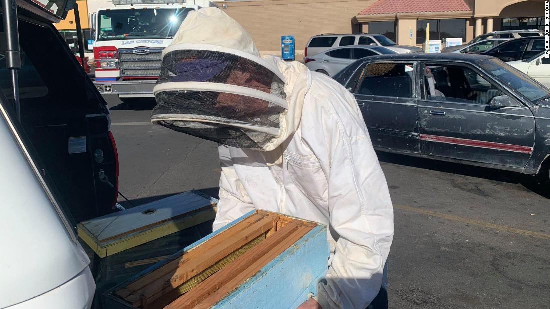 養蜂家でもある消防士が安全にハチを移動させた/Las Cruces Fire Department