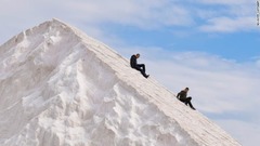 一面雪の世界に見えるが実は塩の山