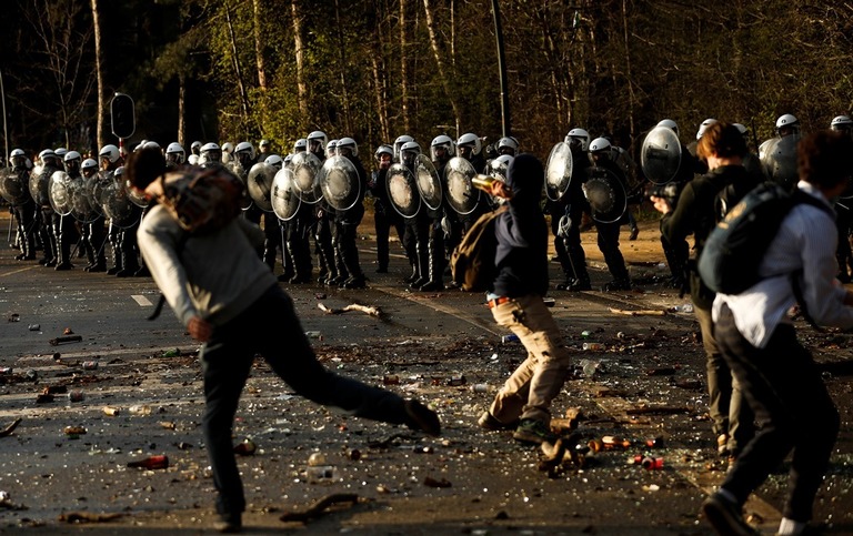 ベルギー首都の公園で、偽の「パーティー」に集まった参加者と警官隊が衝突/Francisco Seco/AP