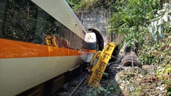 台湾で４９０人乗せた列車が脱線　５０人死亡、１５６人負傷