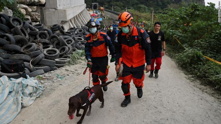 救助犬も現場に派遣された/Ann Wang/Reuters