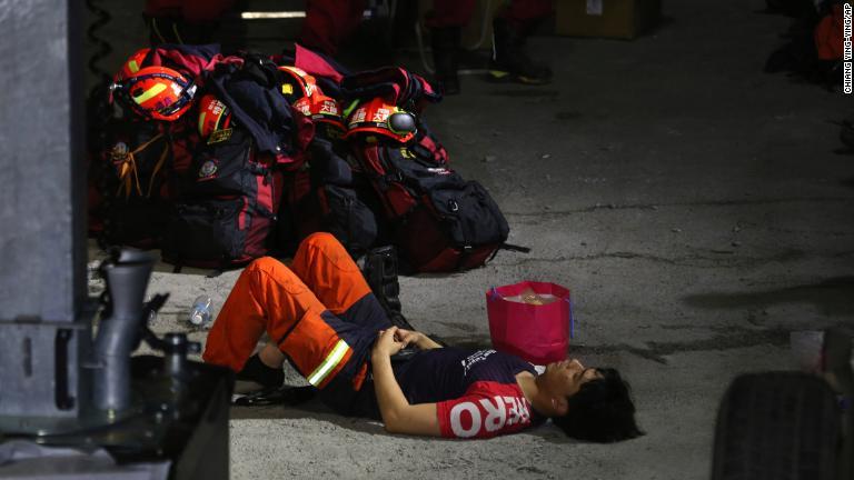 現場で休憩を取る救急隊員
/Chiang Ying-ying/AP