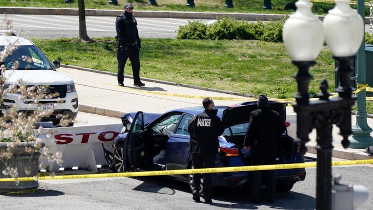 米議会議事堂前のバリケードに男が車で突入し、警官２人を襲って死傷させた/J. Scott Applewhite/AP