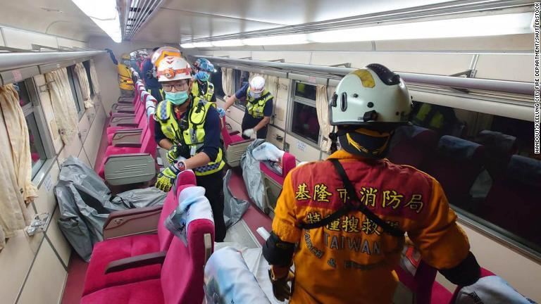 車内で遺体袋を運ぶ救急隊員/Handout/Keelung City Fire Department/Shutterstock