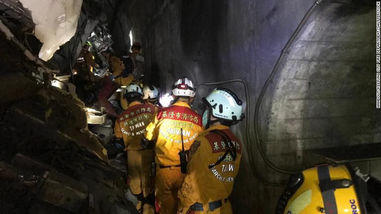 列車の残骸の近くで作業する救急隊員/Handout/Keelung City Fire Department/Shutterstock