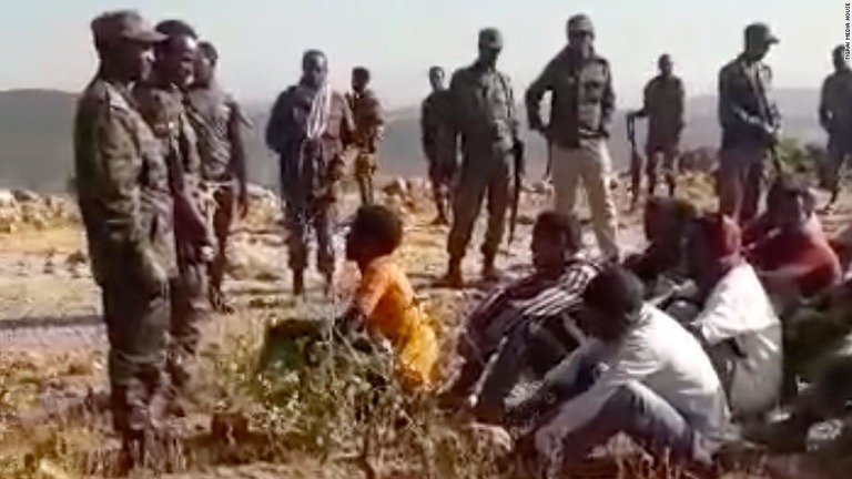 ＣＮＮが入手した映像には、兵士が若者数十人を崖の上に集め、武器をもっていないか確認する様子が写っている/Tigrai Media House