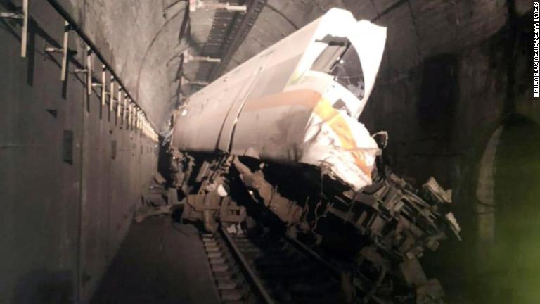 トンネル内で破損した車両の一部/Xinhua News Agency/Getty Images
