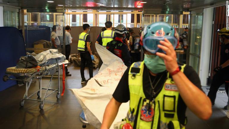 新城駅に遺体を搬送する救助隊員/Annabelle Chih/Reuters