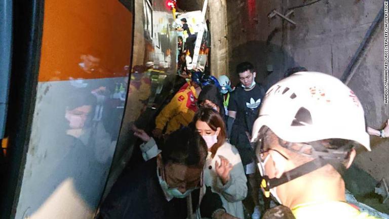 救助隊員とともにトンネル内を移動する乗客/Handout/Taiwan Red Cross/EPA-EFE/Shutterstock