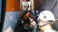 救助隊員とともにトンネル内を移動する乗客