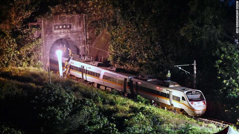台湾東部のトンネル内での列車脱線事故を受け、救助隊員が駆け付けた/Sam Yeh/AFP/Getty Images