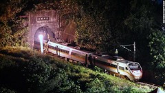台湾東部のトンネル内での列車脱線事故を受け、救助隊員が駆け付けた