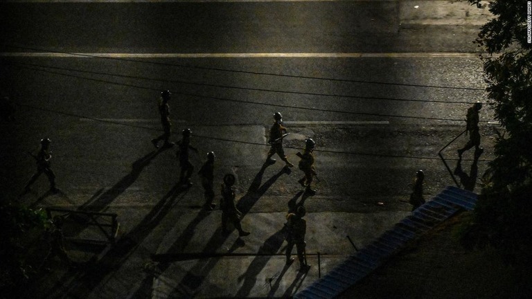 市内をパトロールする兵士＝２日、ミャンマー・ヤンゴン/STR/AFP/Getty Images