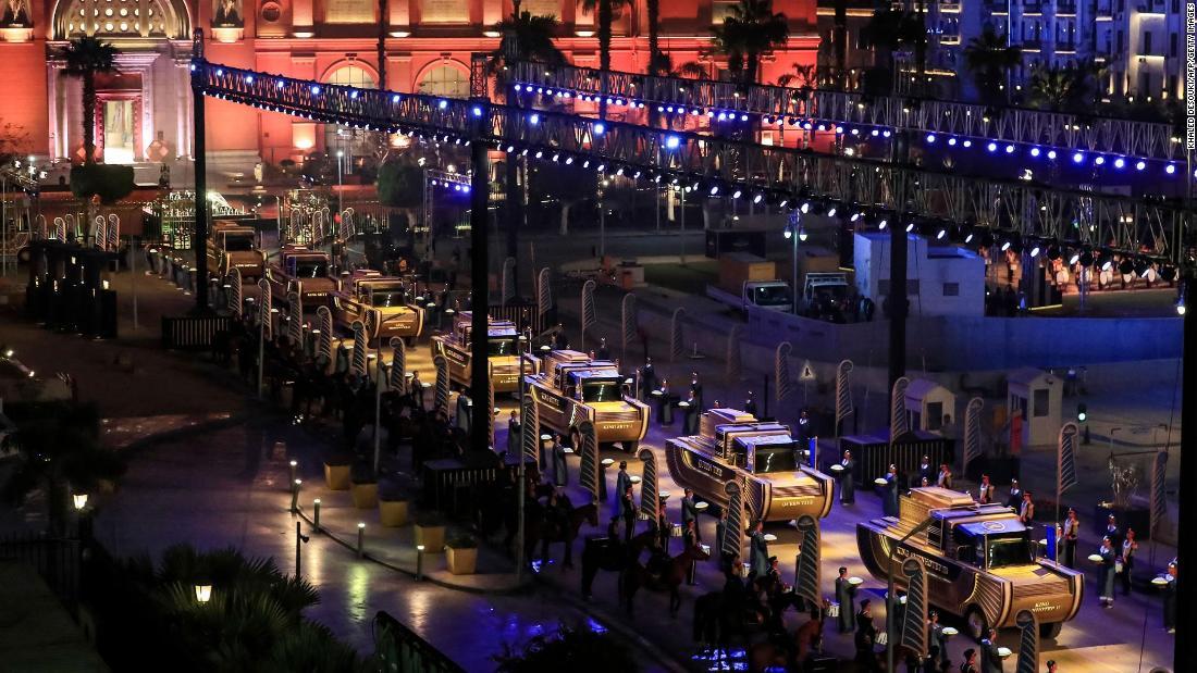 古代ファラオのミイラ22体を車両に乗せて市内をパレード/Khaled Desouki/AFP/Getty Images