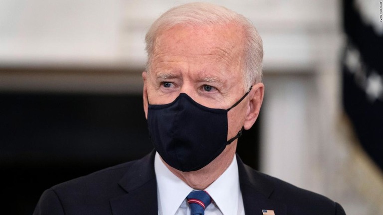 黒いマスクを着用して会議で話すバイデン米大統領＝３月２４日、ホワイトハウス/Evan Vucci/AP