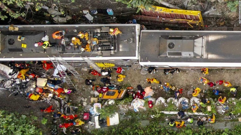 列車脱線事故の現場の空撮画像＝２日/Sam Yeh/AFP/Getty Images
