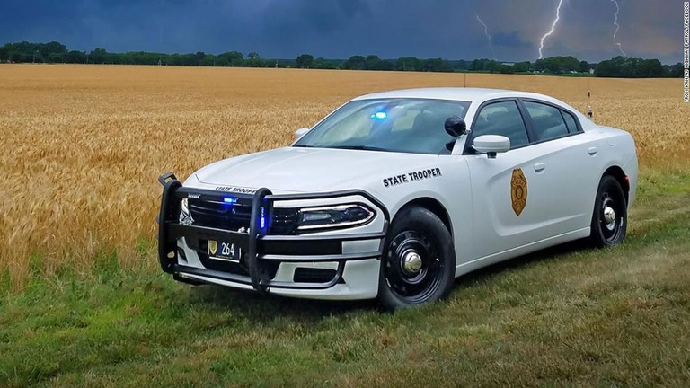 後ろ手に手錠をかけられた移送中の容疑者が州のハイウェーパトロール隊の車両を奪い逃走/From Kansas Highway Patrol/Facebook