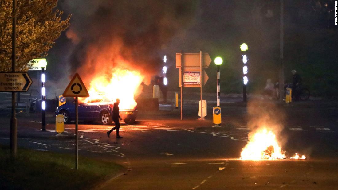 北アイルランドで3夜連続の暴動、宗派対立や英離脱協定への不満 北アイルランドで3夜連続の暴動、宗派対立や英離脱協定への不満