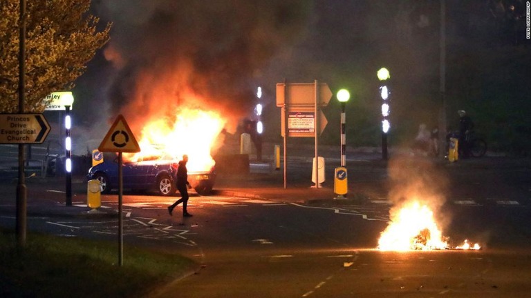 火がつけられた車に警官が対応＝３日/Charles McQuillan/Getty Images