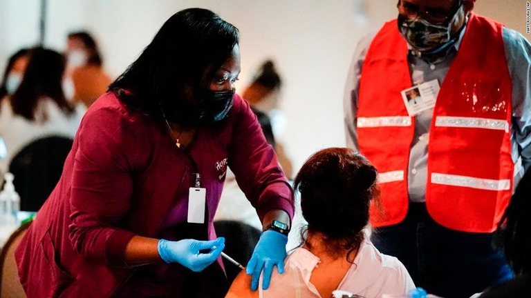 米フィラデルフィアの医院でワクチンを投与する医療従事者（３月１７日撮影）/Matt Rourke/AP