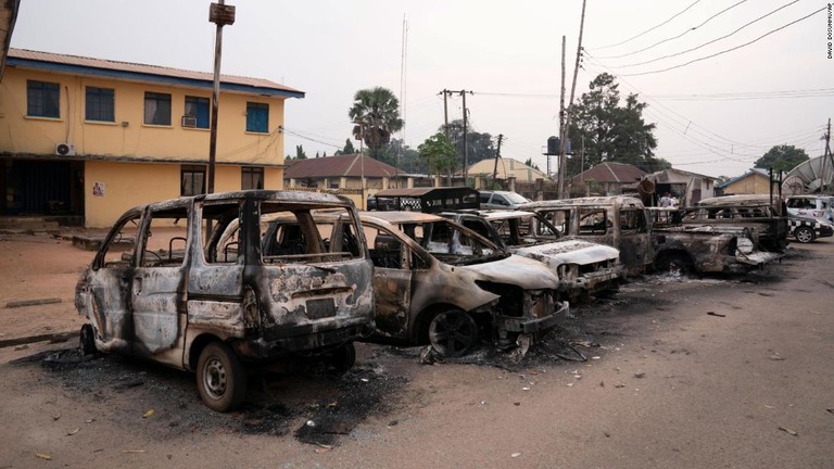 燃やされた警察本部前の車両＝５日、ナイジェリア・イモ州の州都オウェリ/David Dosunmu/AP