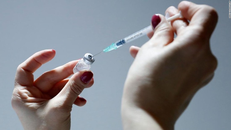 英オックスフォード大とアストラゼネカの共同ワクチンの子どもへの治験が停止される/Darko Vojinovic/AP