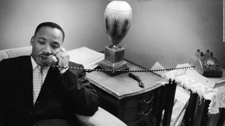 電話をするマーチン・ルーサー・キング牧師＝１９６１年５月、アラバマ州モントゴメリー/Express Newspapers/Hulton Archive/Getty Images
