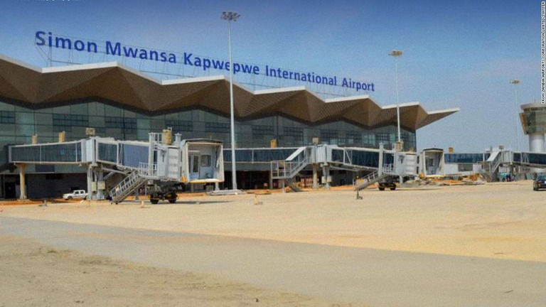 ザンビアのサイモン・ムワンサ・カプウェプェ空港へ向かっていた貨物機が建設中の新空港に誤って着陸した/From Zambia Airports Corporation Limited/Twitter