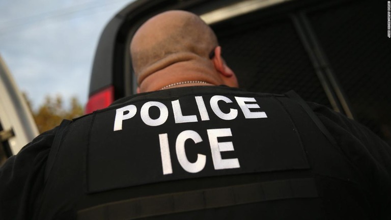 米移民税関捜査局が逮捕・強制送還する不法移民の数がバイデン政権発足後減少している/John Moore/Getty Images