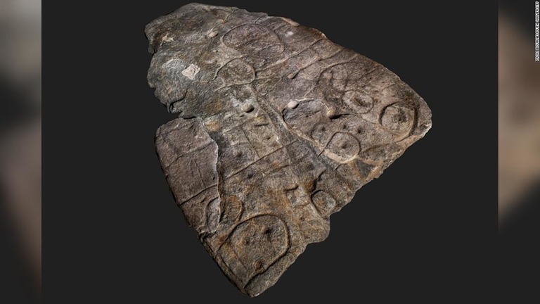 線やモチーフが刻まれた青銅器時代の石版が欧州最古の地図だったと判明した/From Bournemouth University