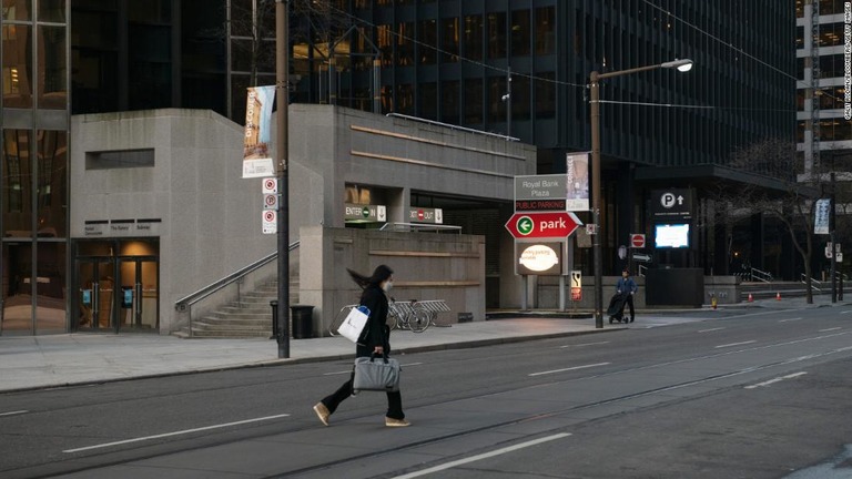 カナダの最大都市トロントを擁するオンタリオ州で、４週間の自宅待機指示が出される/Galit Rodan/Bloomberg/Getty Images