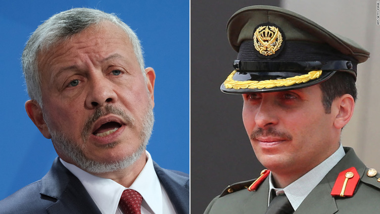 ヨルダンのアブドラ国王（左）とハムザ王子/AFP/Getty Images