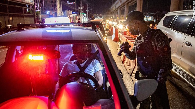 マニラ中心部でドライバーの検問を行う警察官/Ezra Acayan/Getty Images